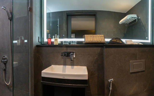 The Gravitique Hotel Khaosan