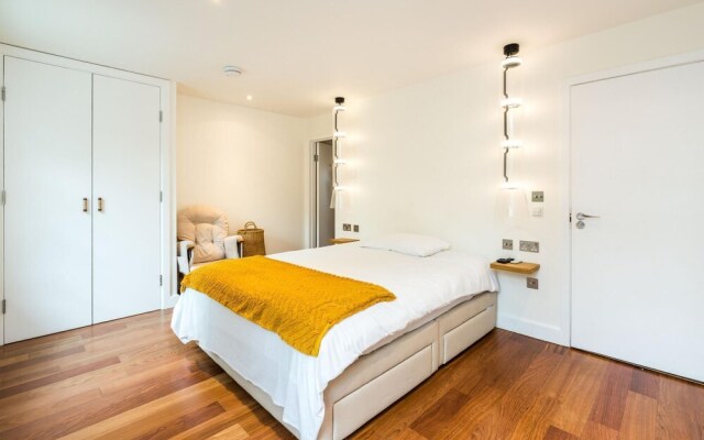 Luxury 2BD Apartment in Holland Park