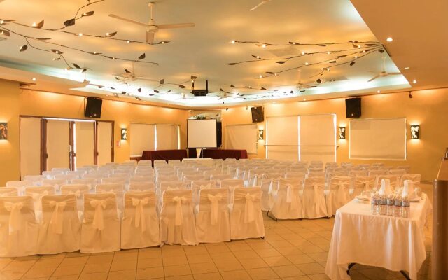 Costa De Oro Beach Hotel
