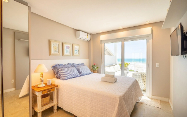 Encantadora casa com 02 suítes à beira-mar