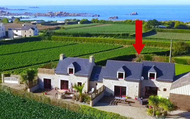 Semi-detached house with sea views, Cléder