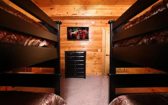 Serenity Mountain Pool Lodge - Nine Bedroom Cabin