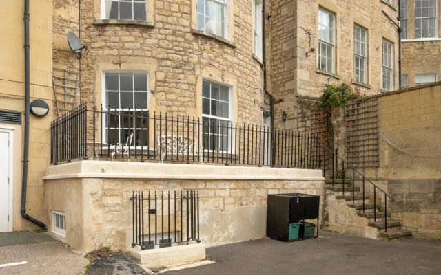 Georgian 3 Bed 3 Bath Central Apartment & Parking