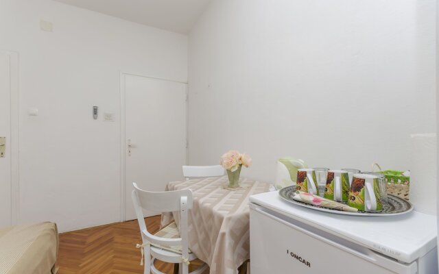 Apartments and Rooms Meri