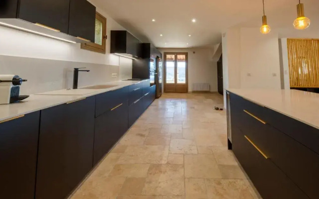 06T - Spacious villa with sea view- pool - jacuzzi-sauna