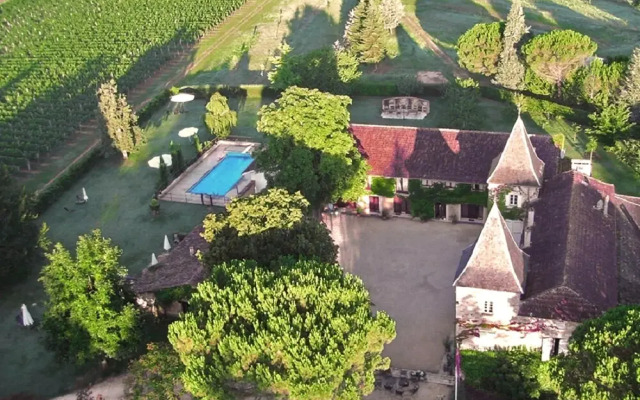 Holiday apartments at the courtyard of French château