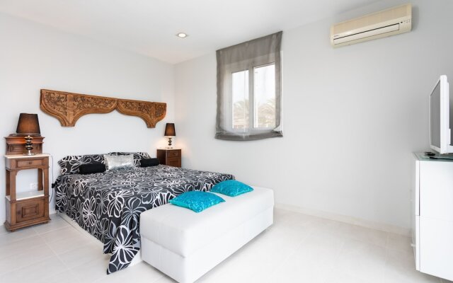 HomeLike Stunning Sea Front House El Poris