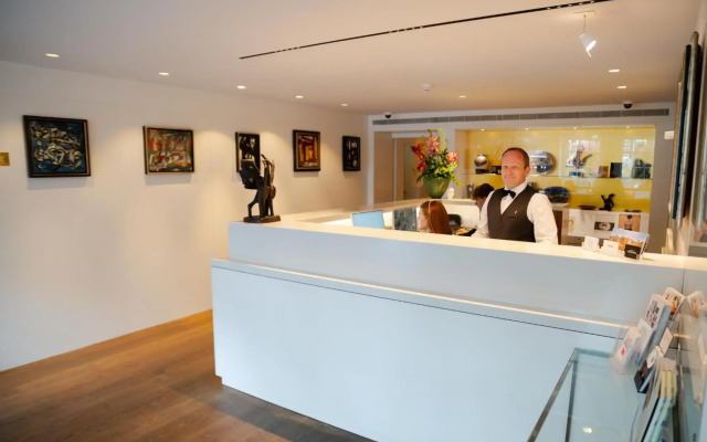 Ambassade Hotel