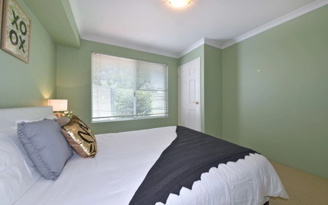 Redcliff Home Close to City & Airport
