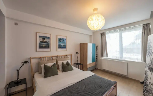 Stylish 3 Bd 3 Bath Duplex In Brussels