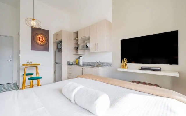 w Radiant Loft w Fabulous Deco in Santa Ana