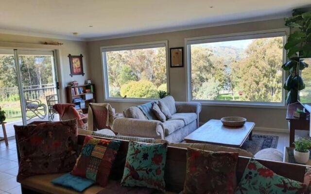 Scenic Villa-Second Storey