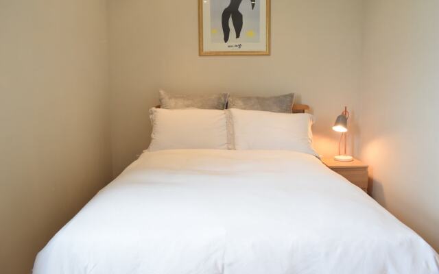 Modern 2 Bedroom Maisonette