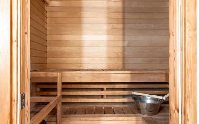 2ndhomes Deluxe 2BR Apt w Sauna&Balcony