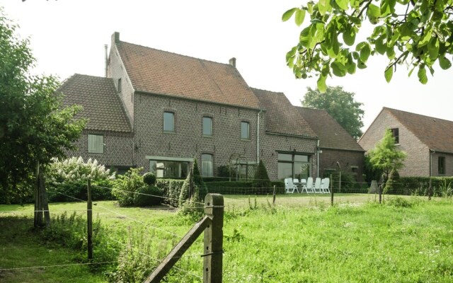 Elegant Farmhouse in Michelbeke - Brakel With Terrace, Garden