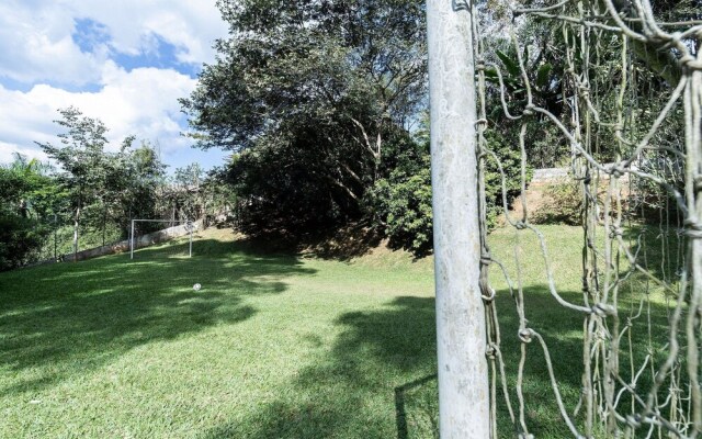 Chácara com Piscina a 40 min de SP