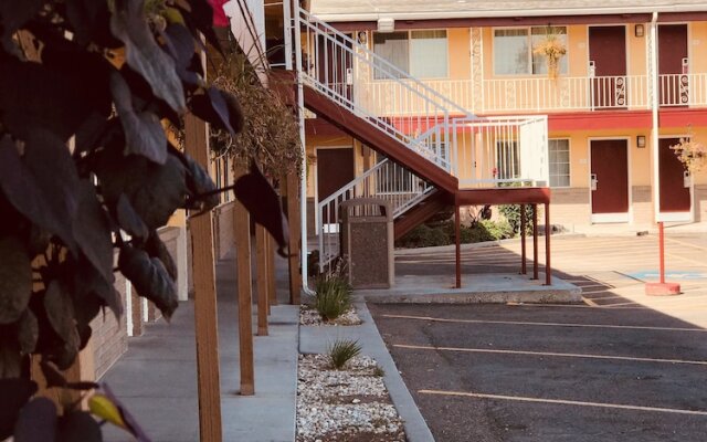 Super 8 by Wyndham Ontario