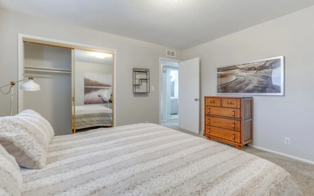 Walk to Conveniences: Tempe Condo w/ Pool!