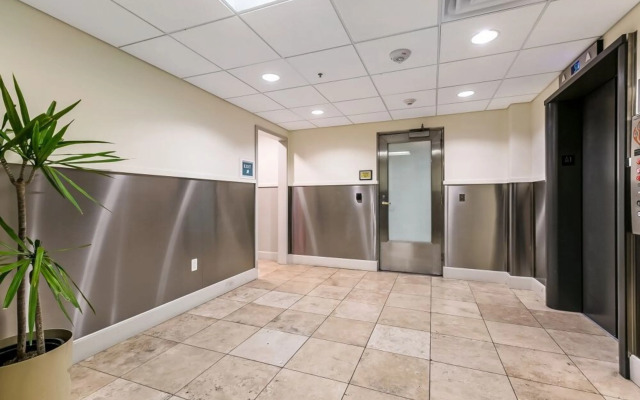 Vibrant Condo near Must-See Attractions