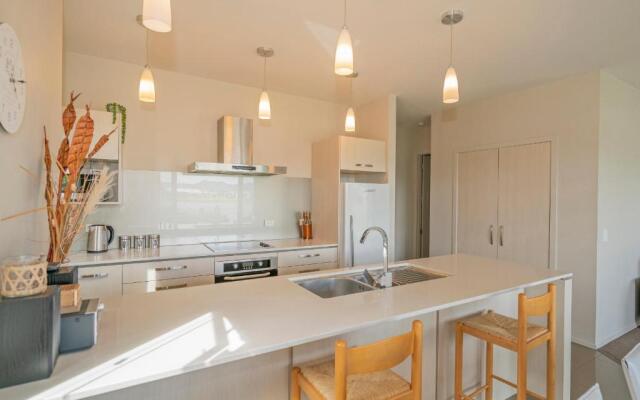 Lakeside Villa Retreat - Matarangi Downstairs Holiday Unit