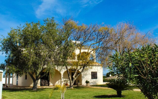 4 Bedrooom villa with gated pool located between Olhas da Agua and Albuferia