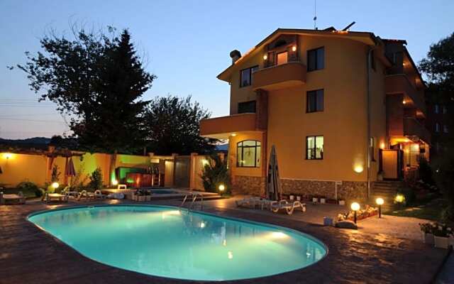 Family Hotel Iv
