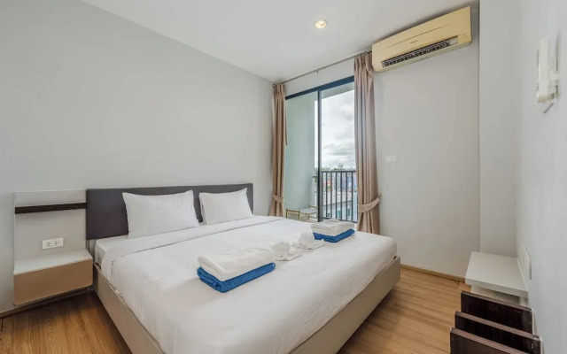 Chic Condo Near Shops & Nightlife C203