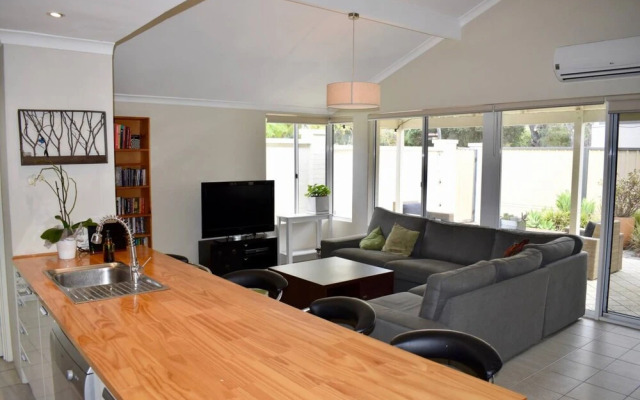 Spacious Home In Mount Hawthorn Next To Lake Monger