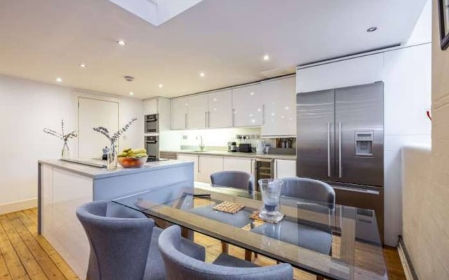 Stylish Loft Style Apartment Close To Overground