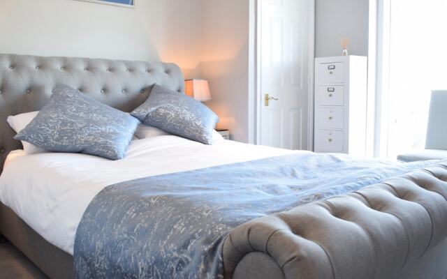 Newly Refurbished Thameside Apartment