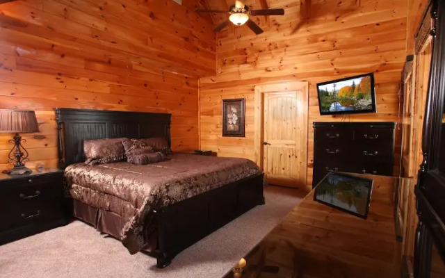 Serenity Mountain Pool Lodge - Nine Bedroom Cabin
