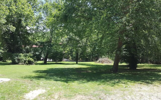 Riverbend Motel & Cabins