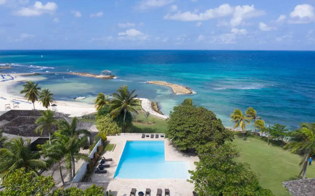 Magnificent 5-Bedroom Estate Villa, Sleeps 12