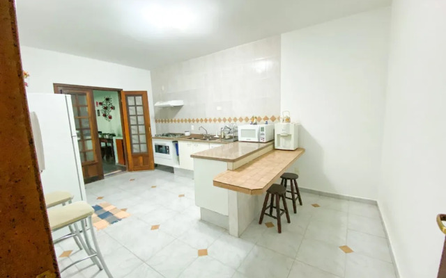 Casa confortável com churrasqueira na Granja Viana
