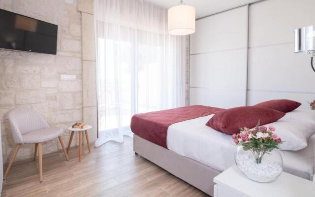 Private luxury 3bdrm Villa - Walk to beach