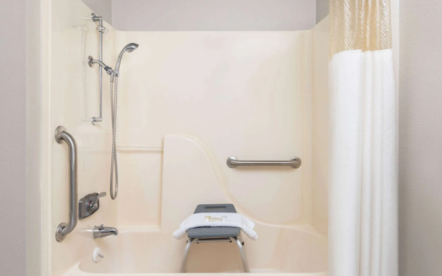 Days Inn & Suites by Wyndham Kansas City South