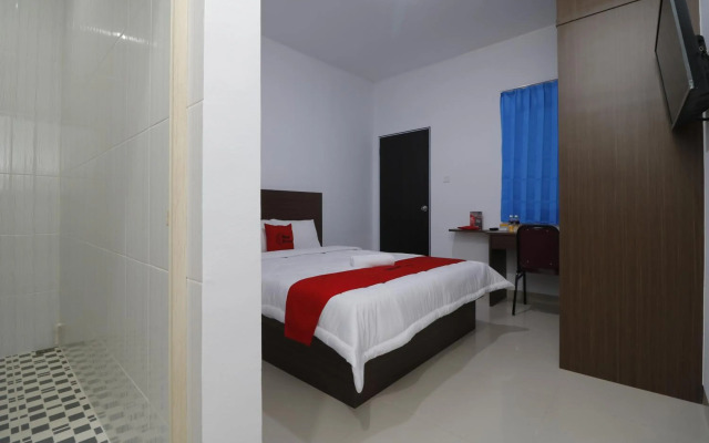 RedDoorz Plus Near Kepri Mall