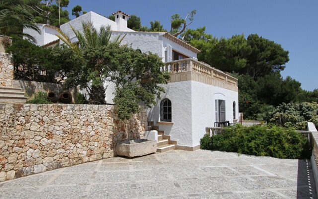 Fantastic villa with private swimming pool, garage, bbq, patio, wifi and the sea