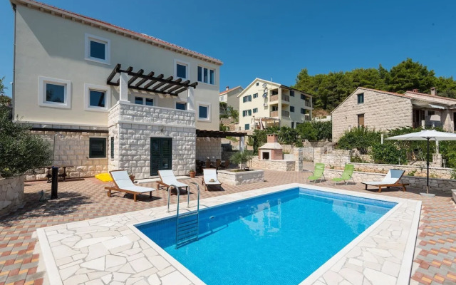 Sandra - With Swimming Pool - H