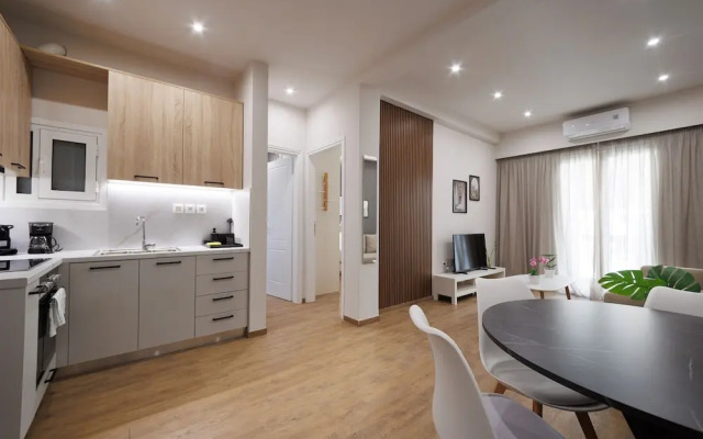 Chic & Renovated Flat Steps from Metro