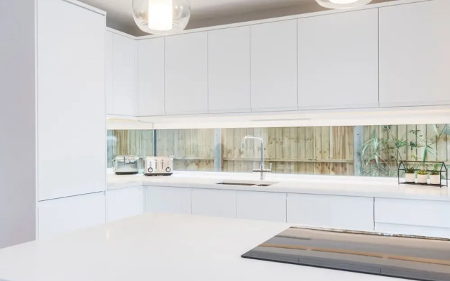 Stylish new Home With Parking - King Beds Garden