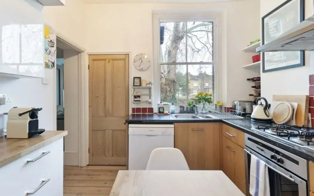 Contemporary 1 Bedroom Apartment in Hammersmith, London