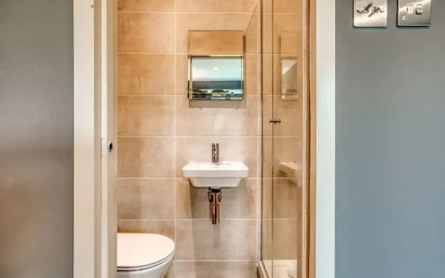 Lovely 2bed 2bath W/balcony in London Bridge, London
