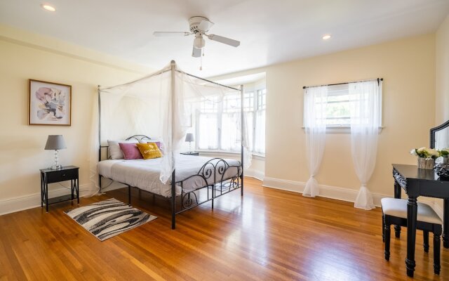 Cozy 5 Bedroom House in Downtown Toronto