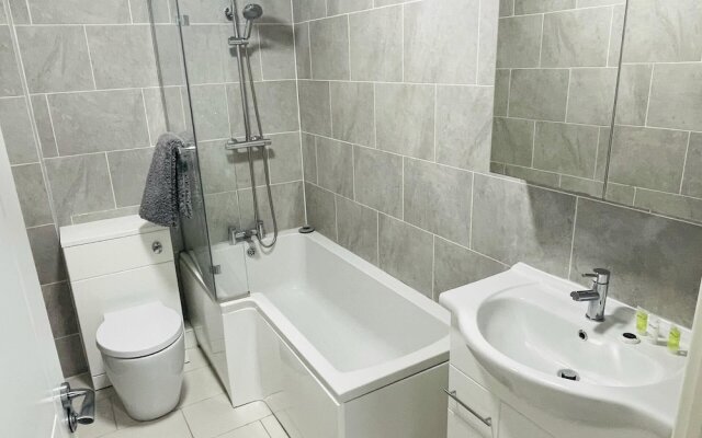 Jungle Themed 2-bed Apartment