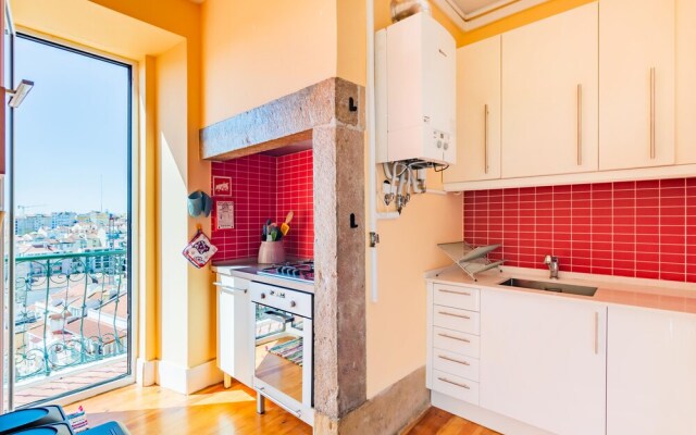 Bright & Beautiful Top Floor Graça Flat