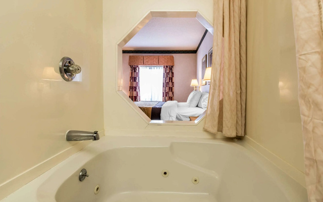 Quality Inn & Suites Evansville North