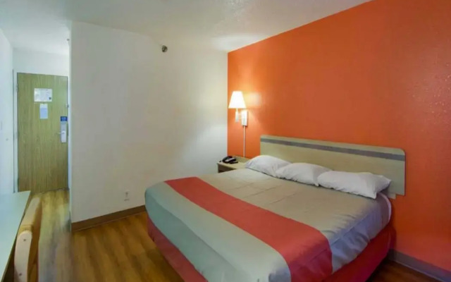 Motel 6 Waukegan, IL