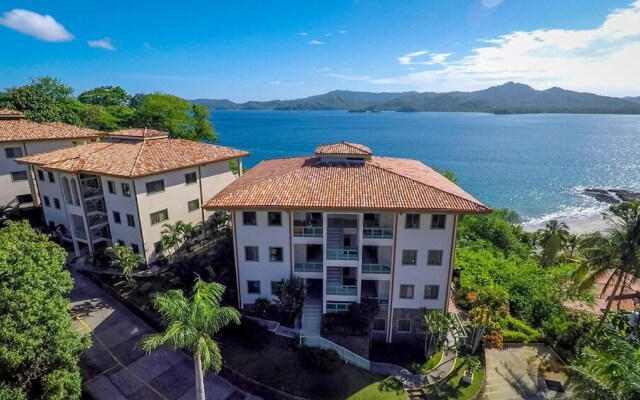 Amazing Ocean Views From This Nicely Equipped Condo