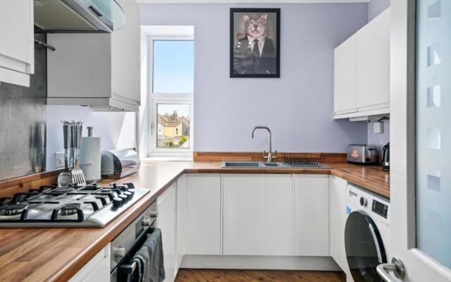 Comfortable 2 Bedroom Flat Overlooking the park